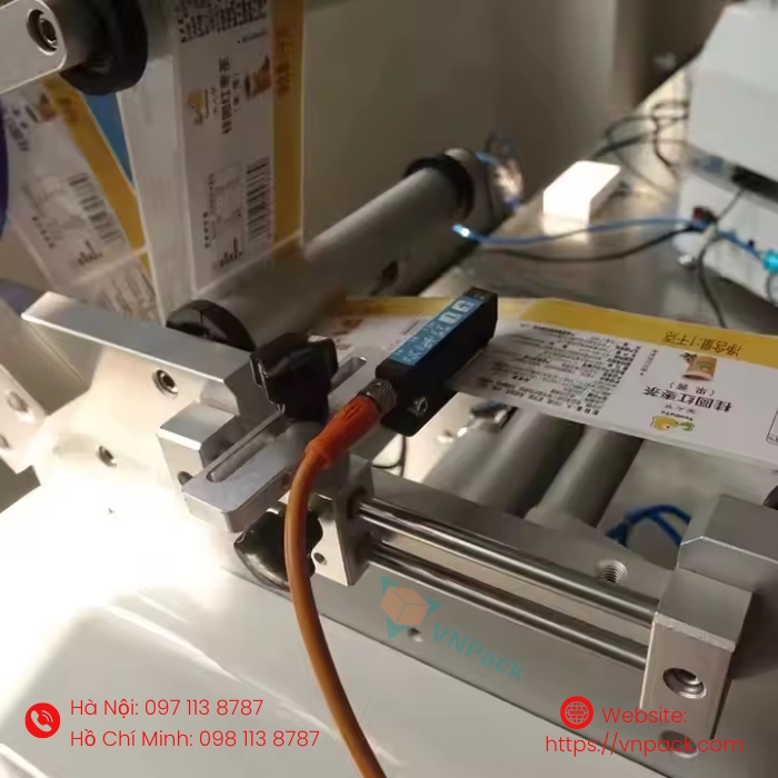 anh1-may-dan-nhan-vnp-lm360 Ảnh 1 máy dán nhãn VNP-LM360